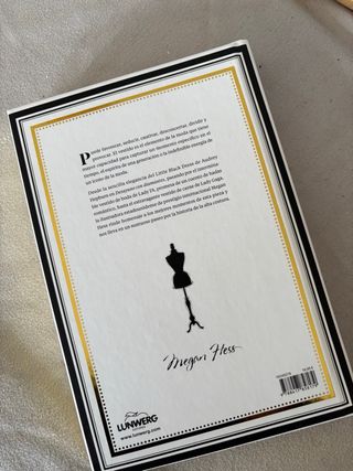 Historia de la moda en 100 vestidos