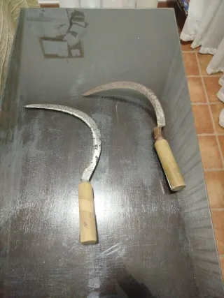 Hoz de campo con mango de madera