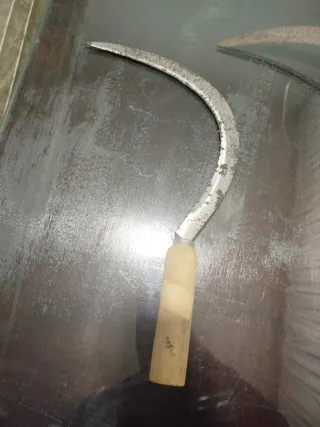 Hoz de campo con mango de madera