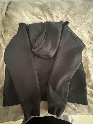 Sudadera negra con logo de zapatilla