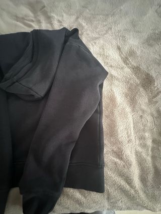 Sudadera negra con logo de zapatilla