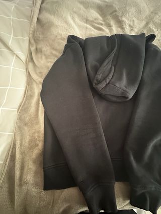 Sudadera negra con logo de zapatilla