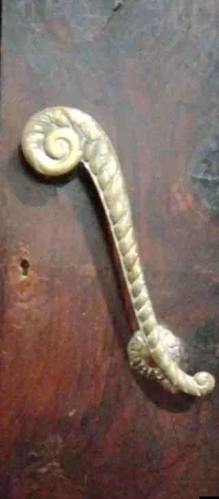 Manetas de bronce con diseño de caracola