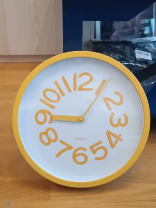 Reloj de Pared Amarillo Vintage