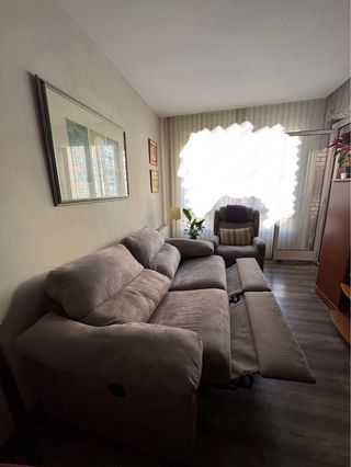 Sofá de 3 plazas beige/gris con relax eléctrico.