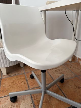 Silla de escritorio blanca y gris
