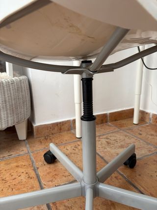 Silla de escritorio blanca y gris