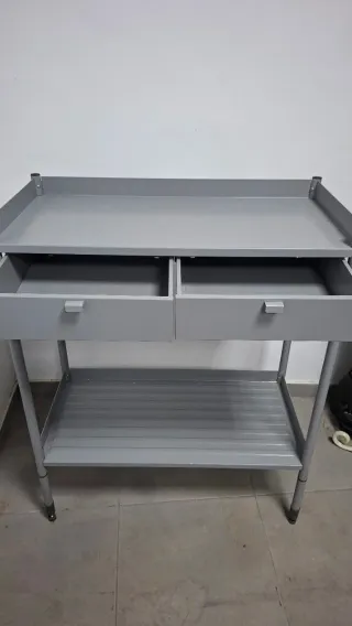 Mueble auxiliar Ikea metal gris.