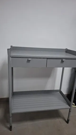 Mueble auxiliar Ikea metal gris.
