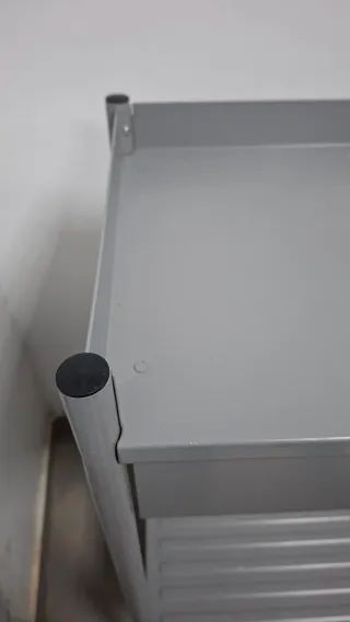 Mueble auxiliar Ikea metal gris.