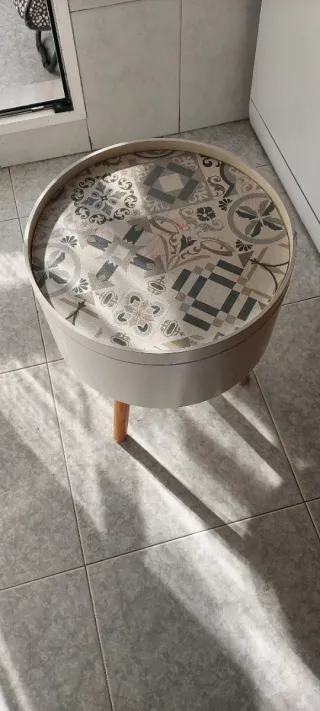 Mesa auxiliar redonda con almacenaje