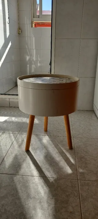 Mesa auxiliar redonda con almacenaje