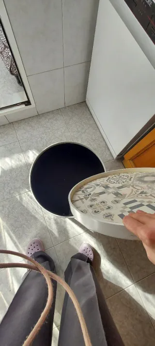 Mesa auxiliar redonda con almacenaje