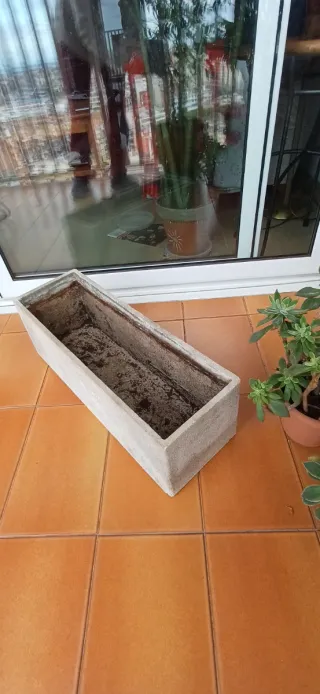 Jardinera de hormigón y maceta de terracota