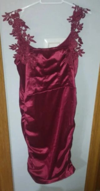 Vestido ajustado y zapatos de tacón