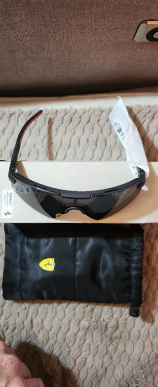 Gafas de sol negras y rojas