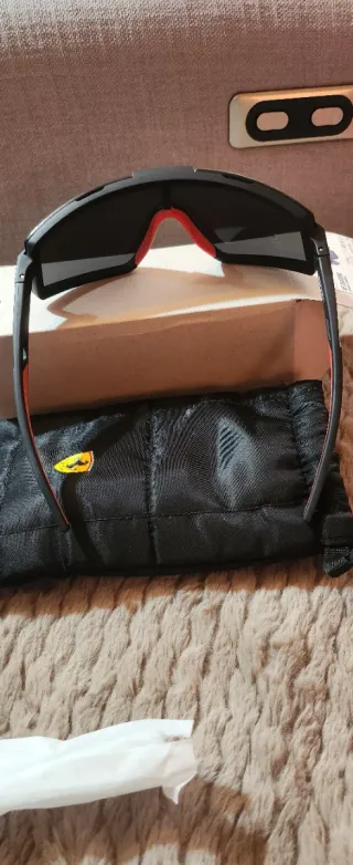 Gafas de sol negras y rojas