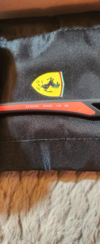 Gafas de sol negras y rojas