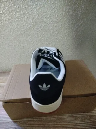 Zapatillas Adidas Negras y Blancas