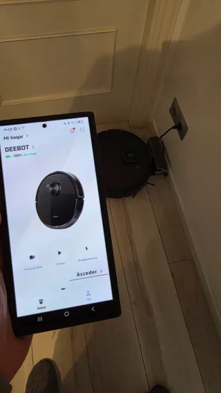 Robot aspirador fregasuelos con accesorios