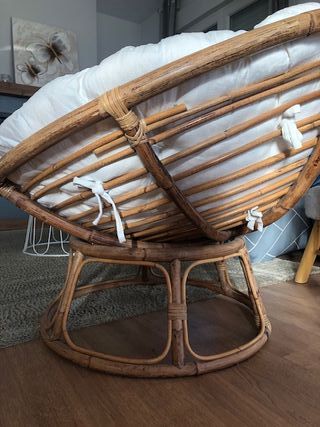 Sillón de bambú y tela blanca