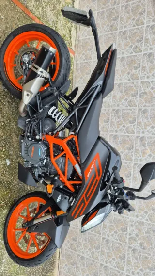 KTM Duke 125 Negra y Naranja
