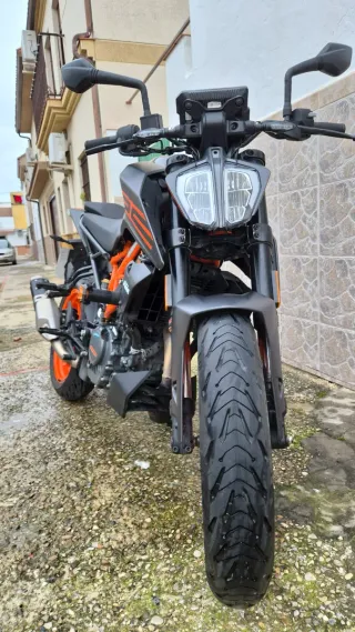 KTM Duke 125 Negra y Naranja