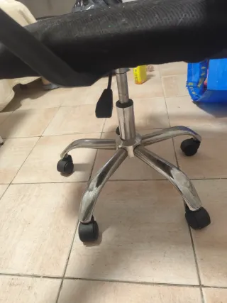 Silla de oficina ergonómica negra
