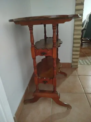 Mesa auxiliar de madera