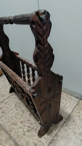 Revistero de madera rústico