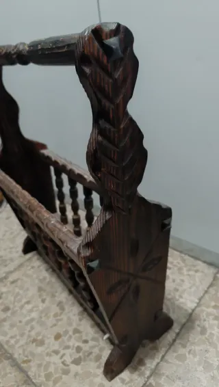 Revistero de madera rústico