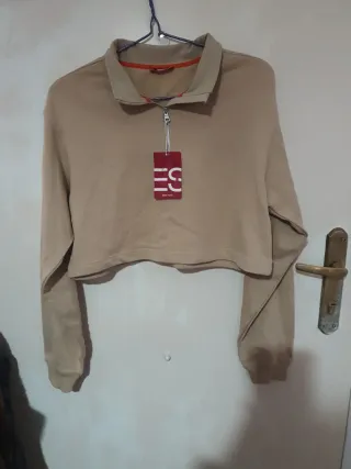 Sudadera corta beige con cremallera