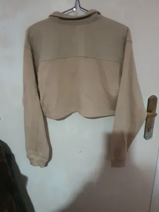 Sudadera corta beige con cremallera