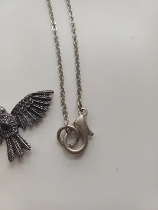 Collar plata con colgante de pájaro y pluma