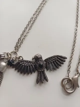 Collar plata con colgante de pájaro y pluma