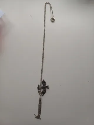 Collar plata con colgante de pájaro y pluma