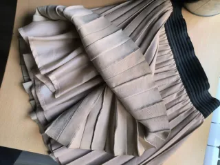 Falda Zara plisada beige