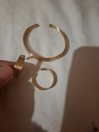 Conjunto pulsera y pendientes dorados