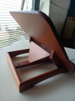 Atril de madera y metal