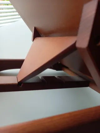 Atril de madera y metal