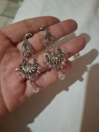 Pendientes colgantes plateados con cuentas rosas