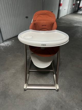 Trona bebé con ruedas y altura regulable