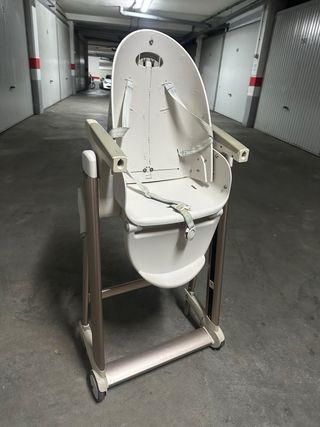 Trona bebé con ruedas y altura regulable