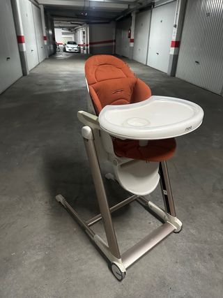 Trona bebé con ruedas y altura regulable
