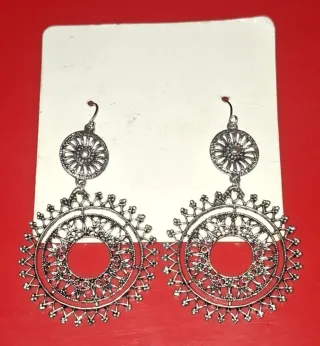 Pendientes plateados estilo mandala