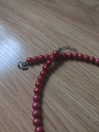 Collar de perlas rojas y plateadas