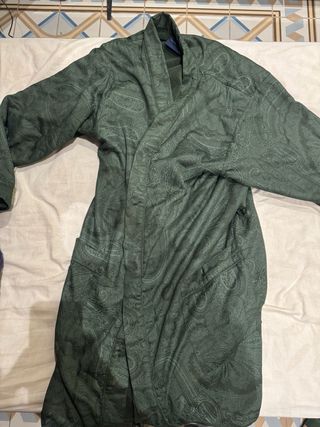 Bata de baño verde con estampado paisley