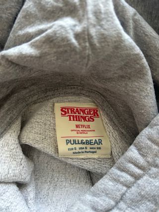 Sudadera gris colección Stranger Things