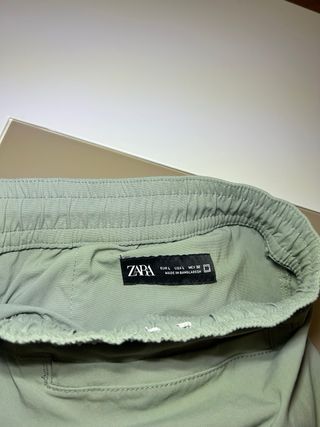 Pantalón cargo Zara verde