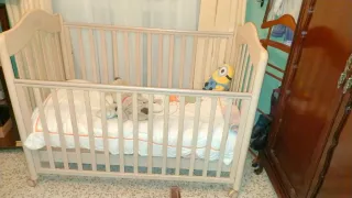 Cuna de bebé de madera